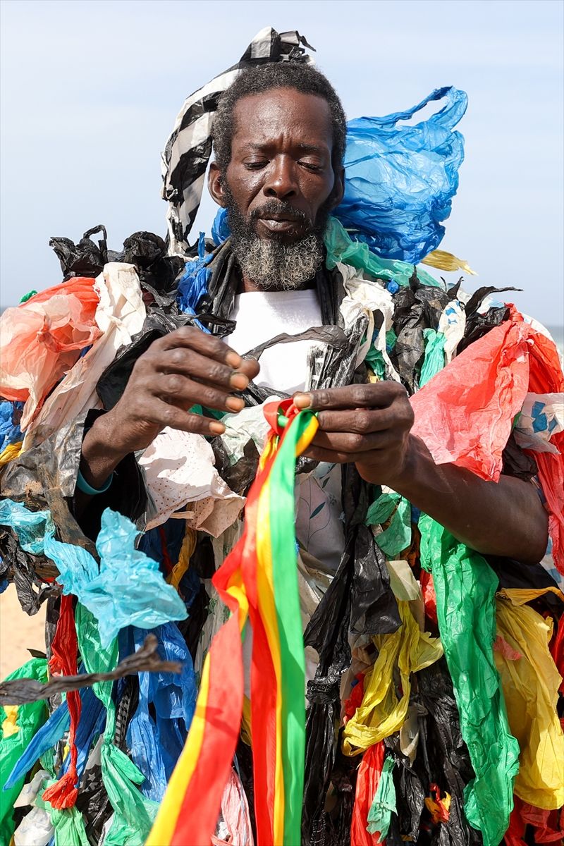 Njegov zaštitni znak je kostim sastavljen od stotina plastičnih kesa, kojim skreće pažnju na problem otpada i klimatskih promjena.