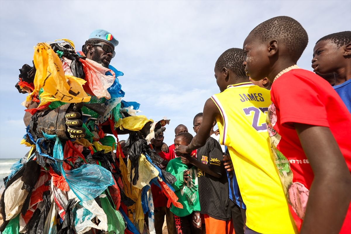 Njegov zaštitni znak je kostim sastavljen od stotina plastičnih kesa, kojim skreće pažnju na problem otpada i klimatskih promjena.