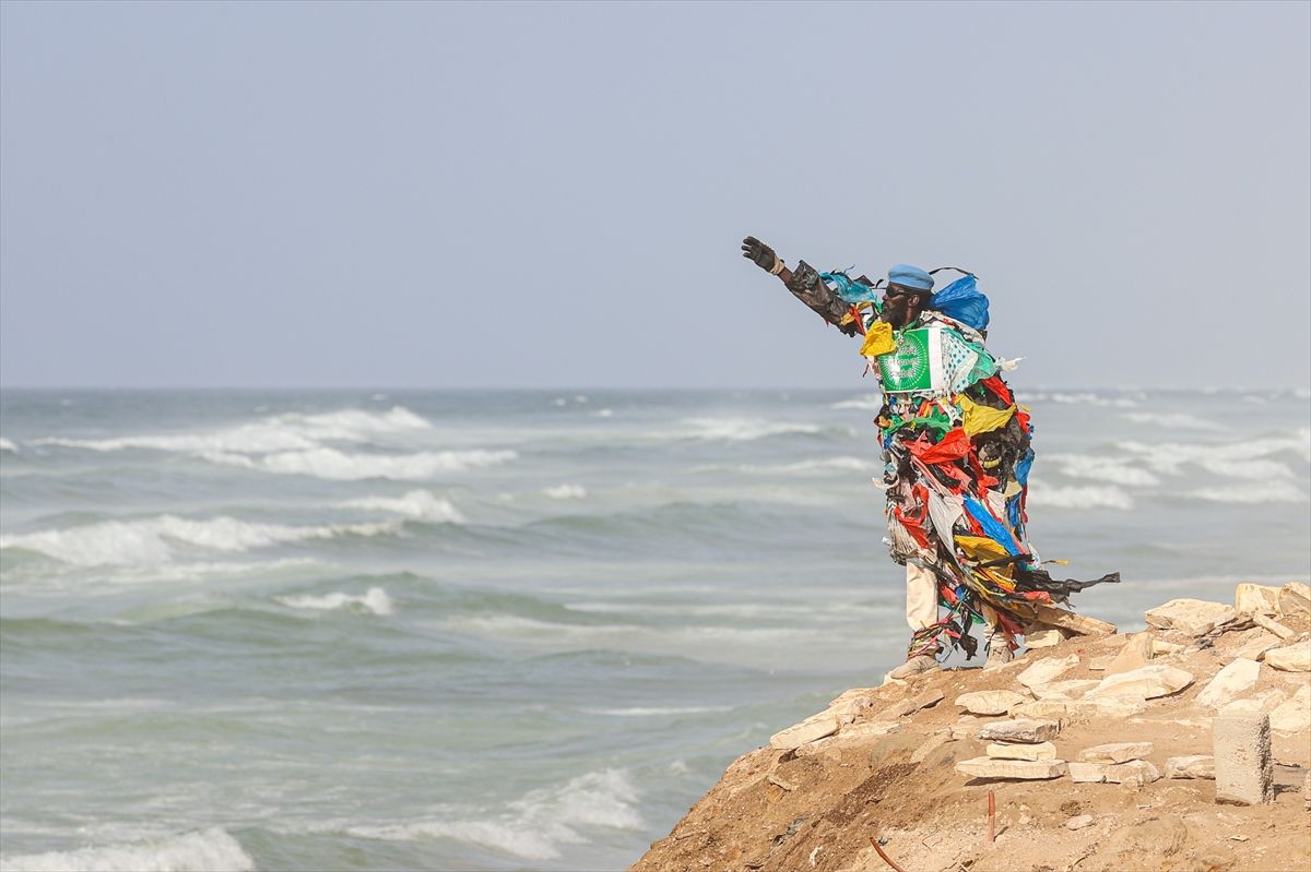Njegov zaštitni znak je kostim sastavljen od stotina plastičnih kesa, kojim skreće pažnju na problem otpada i klimatskih promjena.
