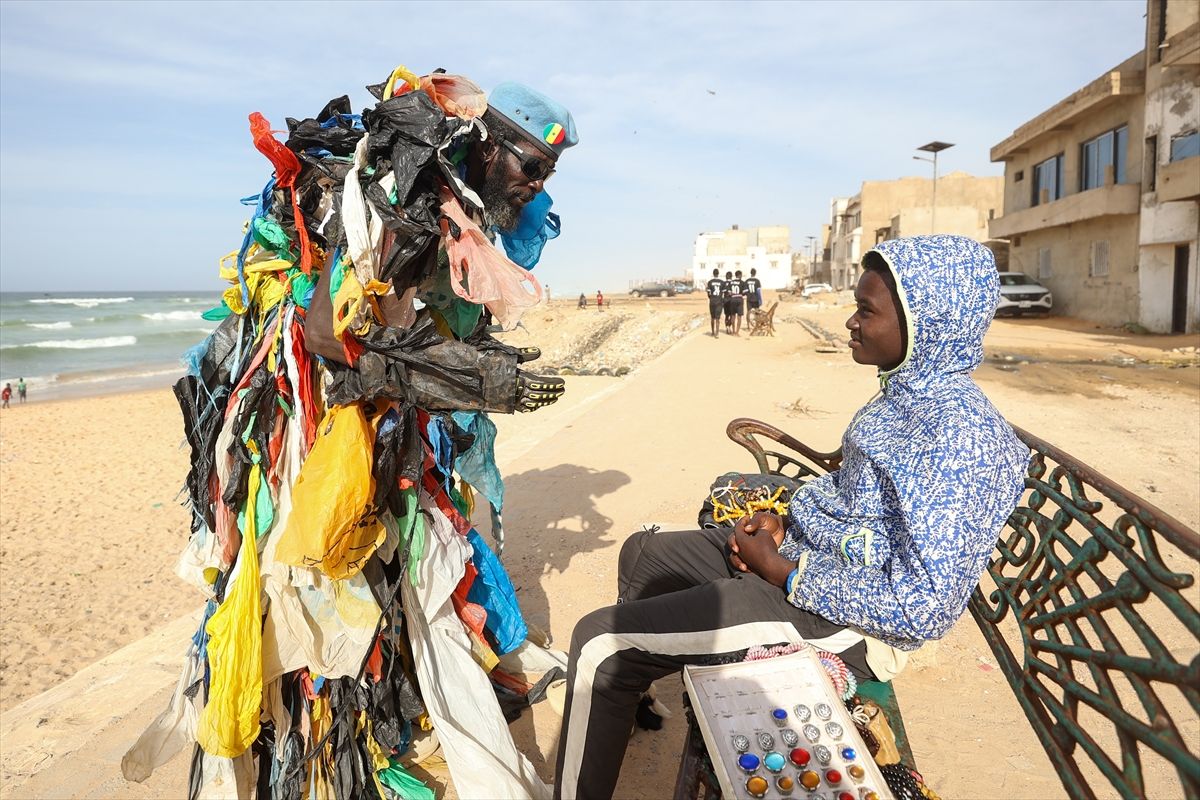 Njegov zaštitni znak je kostim sastavljen od stotina plastičnih kesa, kojim skreće pažnju na problem otpada i klimatskih promjena.
