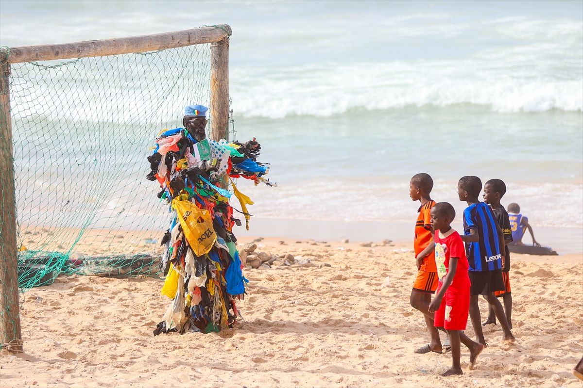 Njegov zaštitni znak je kostim sastavljen od stotina plastičnih kesa, kojim skreće pažnju na problem otpada i klimatskih promjena.