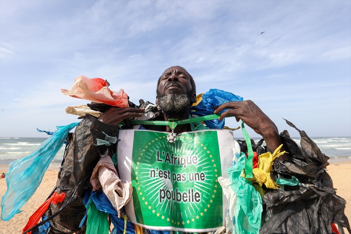 Njegov zaštitni znak je kostim sastavljen od stotina plastičnih kesa, kojim skreće pažnju na problem otpada i klimatskih promjena.