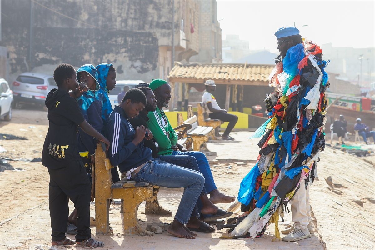 Njegov zaštitni znak je kostim sastavljen od stotina plastičnih kesa, kojim skreće pažnju na problem otpada i klimatskih promjena.