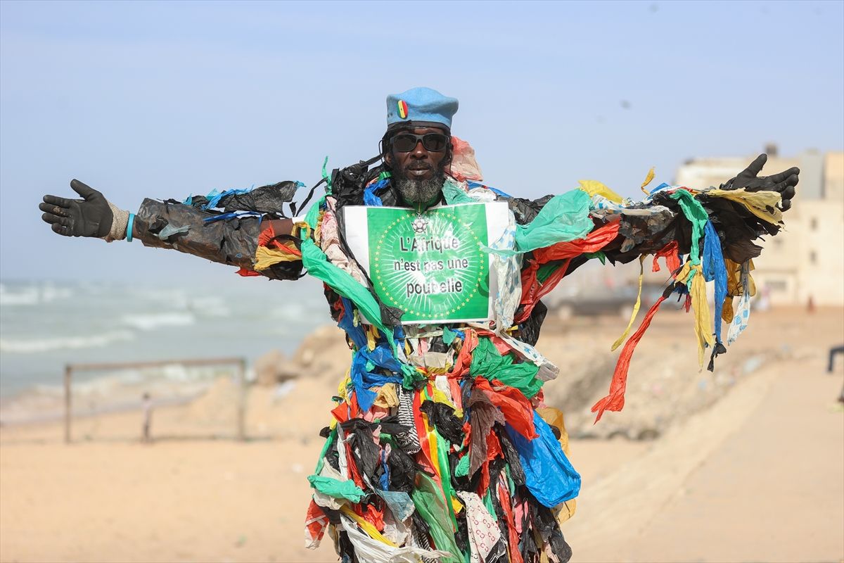Njegov zaštitni znak je kostim sastavljen od stotina plastičnih kesa, kojim skreće pažnju na problem otpada i klimatskih promjena.