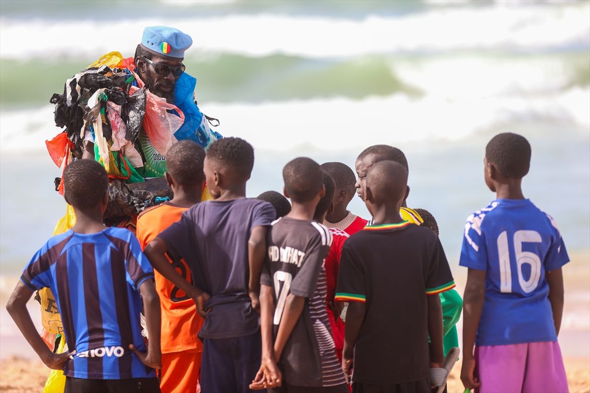 Njegov zaštitni znak je kostim sastavljen od stotina plastičnih kesa, kojim skreće pažnju na problem otpada i klimatskih promjena.