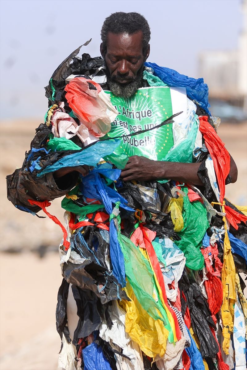 Njegov zaštitni znak je kostim sastavljen od stotina plastičnih kesa, kojim skreće pažnju na problem otpada i klimatskih promjena.