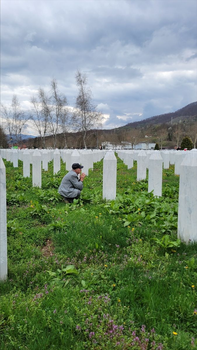 Vjerski program u povodu Dana šehida u Potočarima predvodio je muftija tuzlanski Vahid ef. Fazlović.