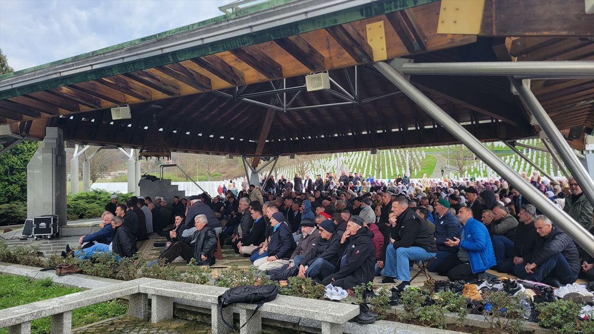 Vjerski program u povodu Dana šehida u Potočarima predvodio je muftija tuzlanski Vahid ef. Fazlović.