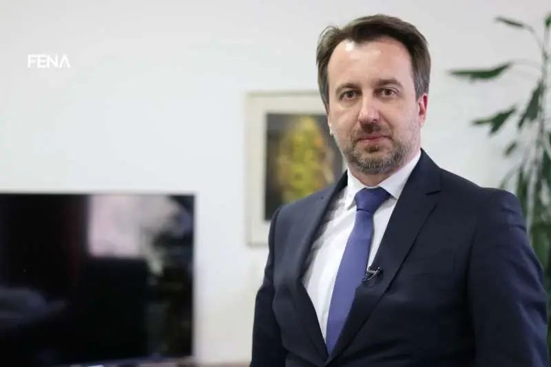 Nesretni Tuzlak je podlegao povredama na mjestu nesreće, a smrt je konstatovao ljekar Zavoda za hitnu medicinsku pomoć Kantona Sarajevo.