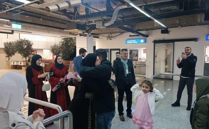 Uprkos izuzetno teškim uslovima, ostali "nepokolebljivi u posvećenosti zaštiti naših građana, ma gdje oni bili.
