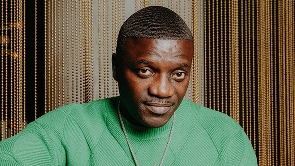 Senegalac, koji ima četiri žene i devetero djece, a drži ih daleko od očiju javnosti, podijelio je svoje puno ime i rekao "Želite čuti? Pripremite se!". 