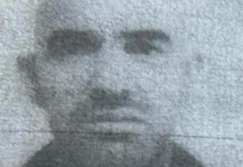 Pozivamo građane ukoliko uoče osobu s fotografije da odmah obavijeste policiju na broj 122", naveli su.