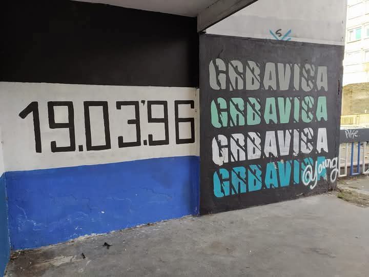 Pogledam ispred razbacane slike moje prošlosti, fotografije iz djetinjstva i svog onog finog vremena u kojem je mogla živjeti prosječna porodica.