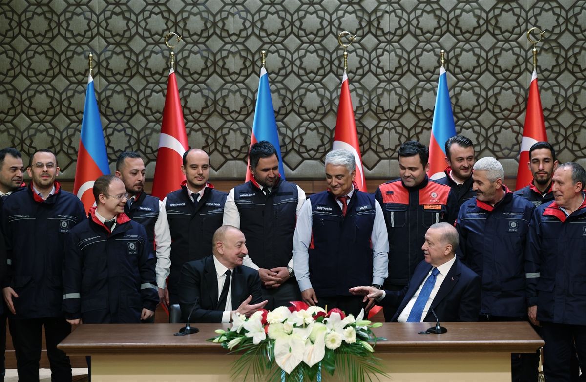 Erdogan je naglasio da su Ankara i Baku odlučni da zajednički provode projekte koji doprinose miru, prosperitetu i stabilnosti u regionu
