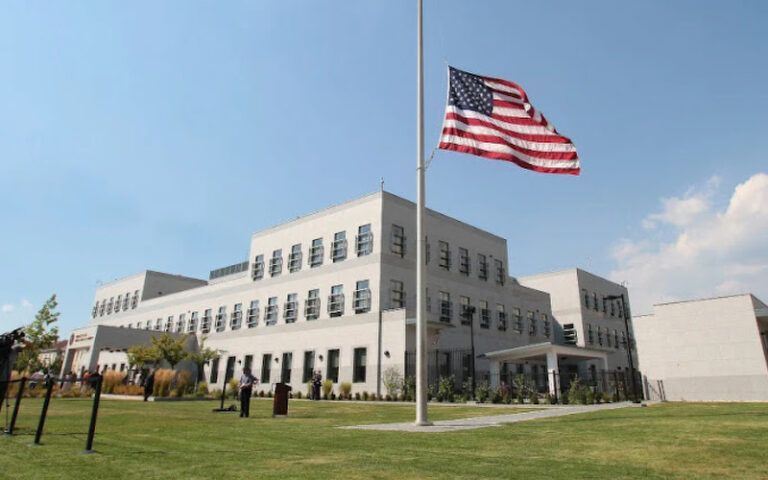Očekujemo da lokalni lideri odmah prestanu da se bave aktivnostima koje narušavaju Dejtonski mirovni sporazum i ustavni i pravni poredak BiH”, navela je Ambasada SAD u BiH.