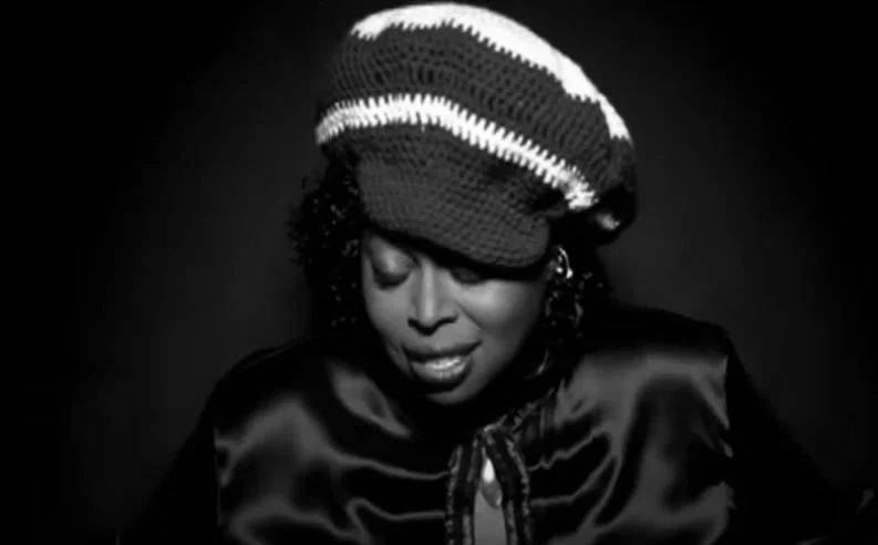 Stone je bila na vrhu i top R&B/Hip-Hop albuma i R&B Airplay lista i bila je nominovana za tri Grammy nagrade
