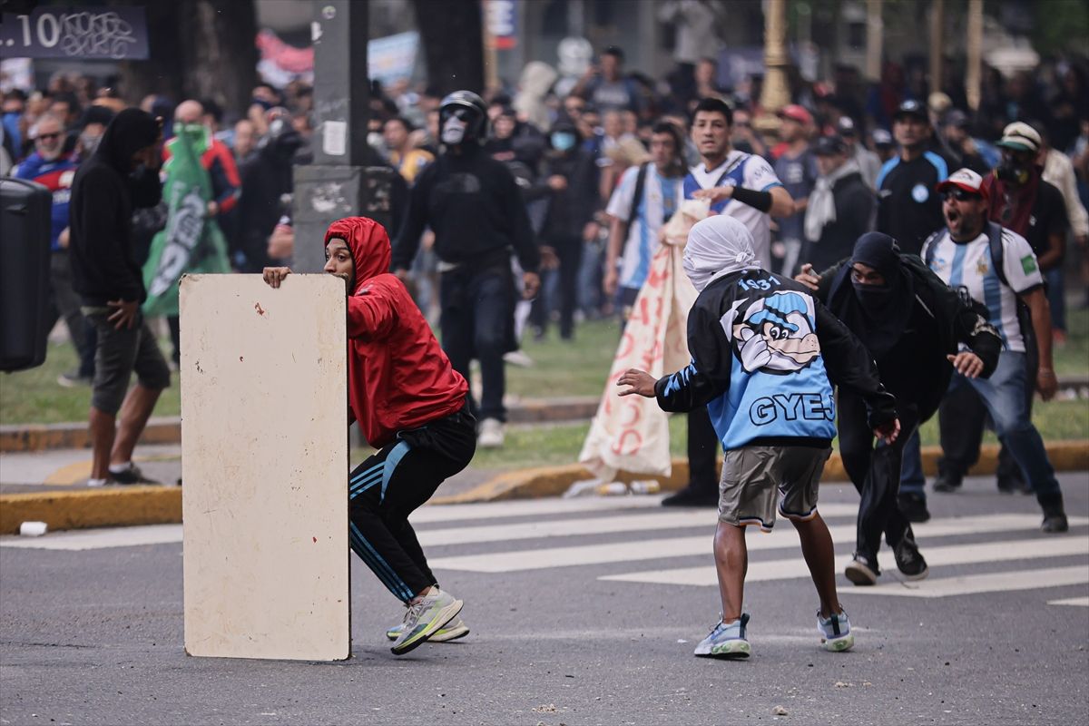 Protest penzionera u Argentini prerastao u nasilje, najmanje 20 povrijeđenih