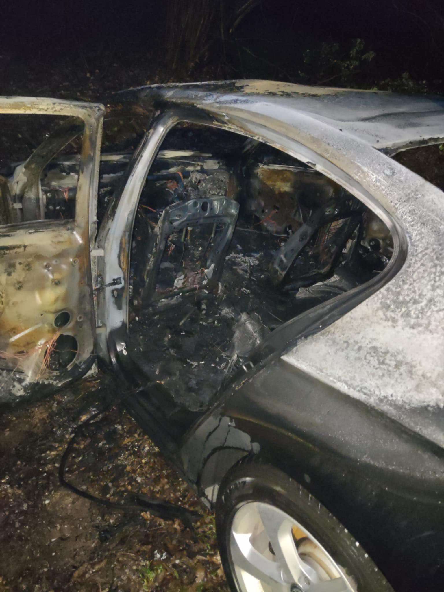 Kako su potvrdili iz Operativnog centra MUP-a Tuzlanskog kantona, automobil se sam zapalio.