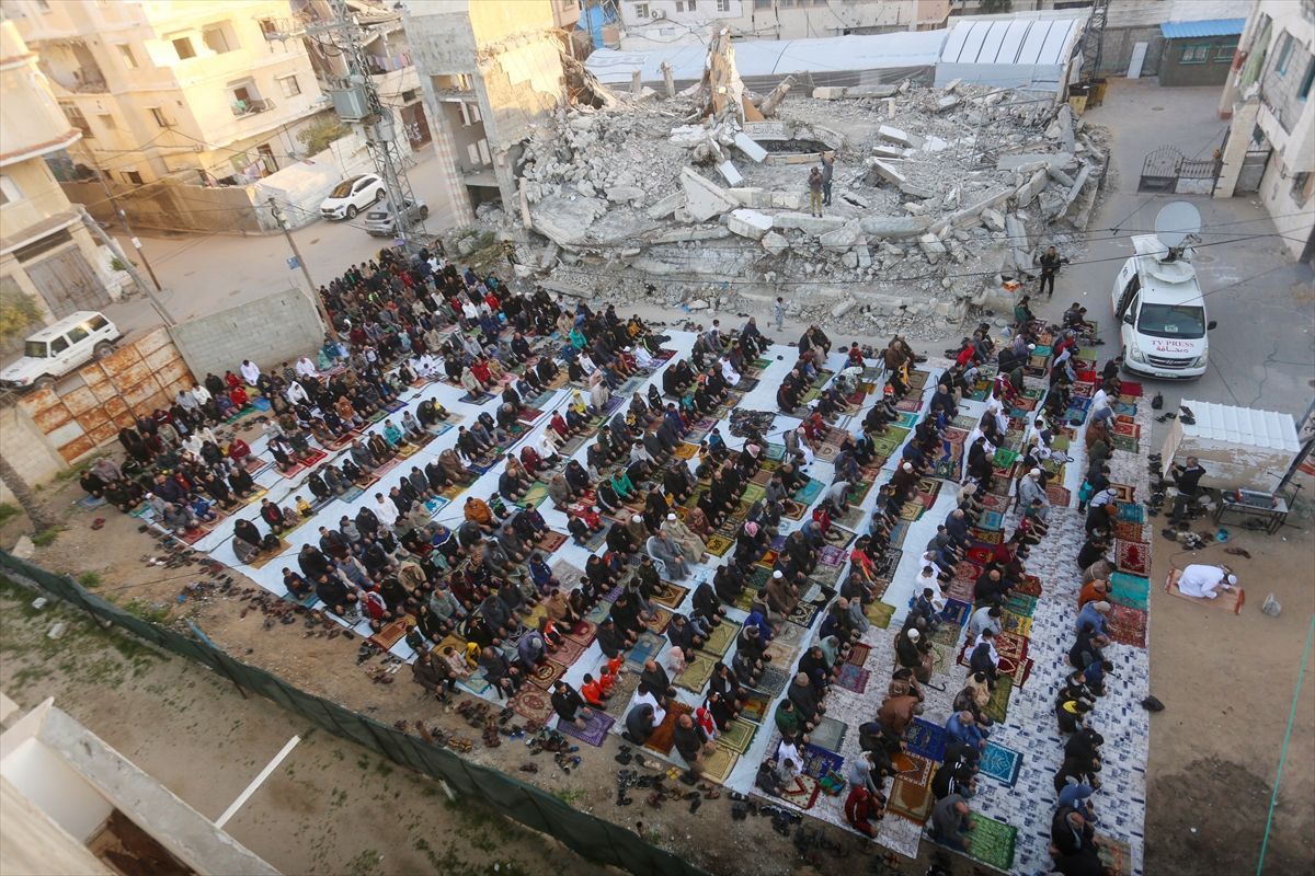 Vjernici su uprkos teških humanitarnim i sanitarnim uslovima pronašli način da obilježe jedan od dva najvažnija muslimanska praznika