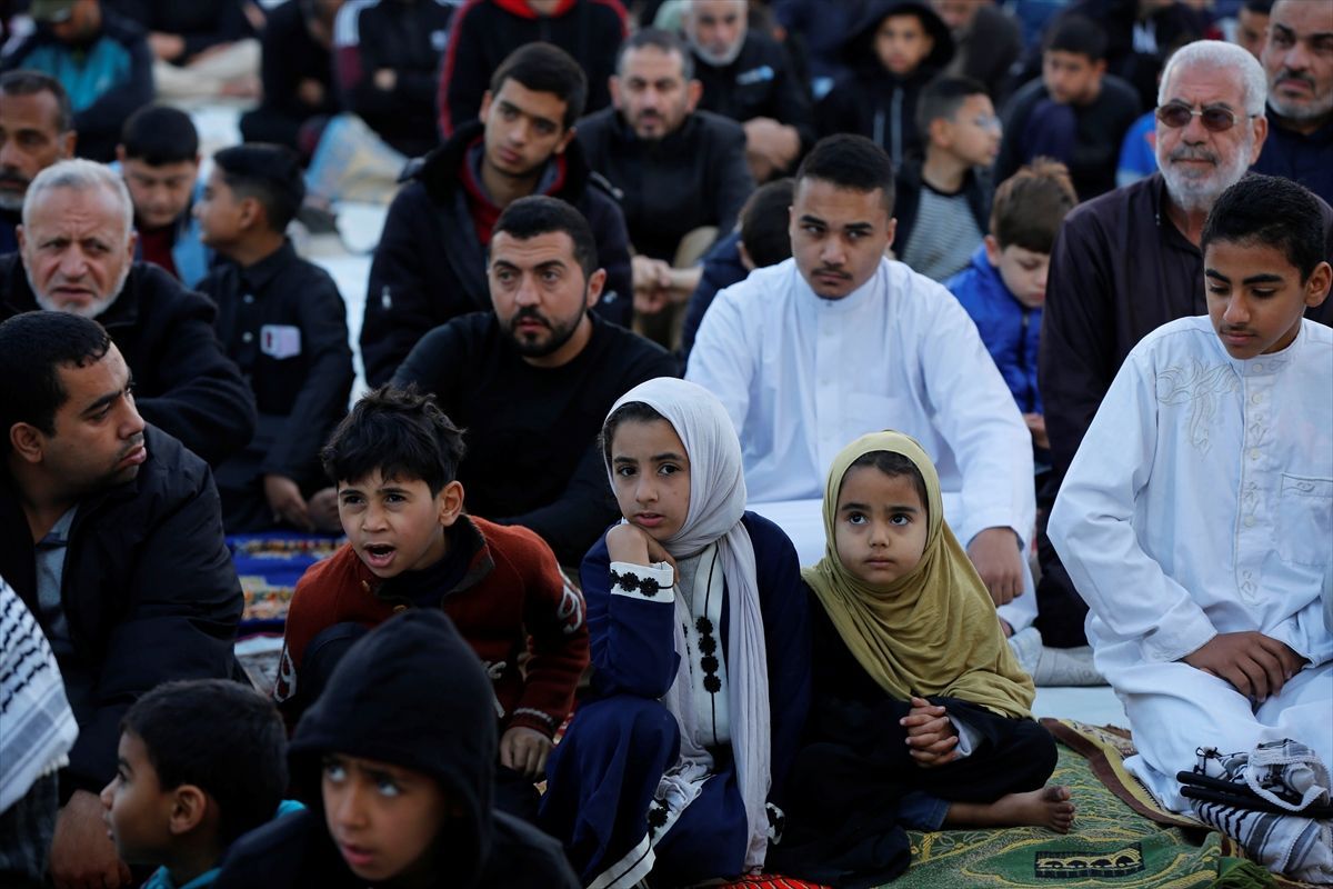 Vjernici su uprkos teških humanitarnim i sanitarnim uslovima pronašli način da obilježe jedan od dva najvažnija muslimanska praznika