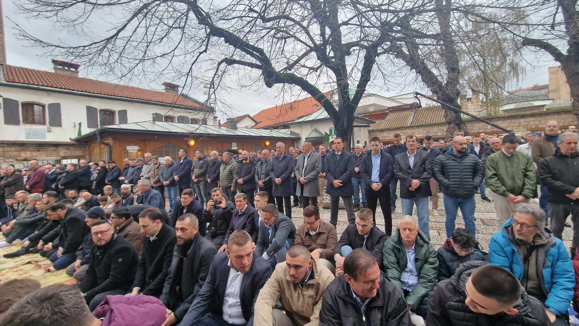 Begova džamija u Sarajevu i ove godine bila je ispunjena vjernicima, a hutbu je predvodio reis Husein ef. Kavazović.
