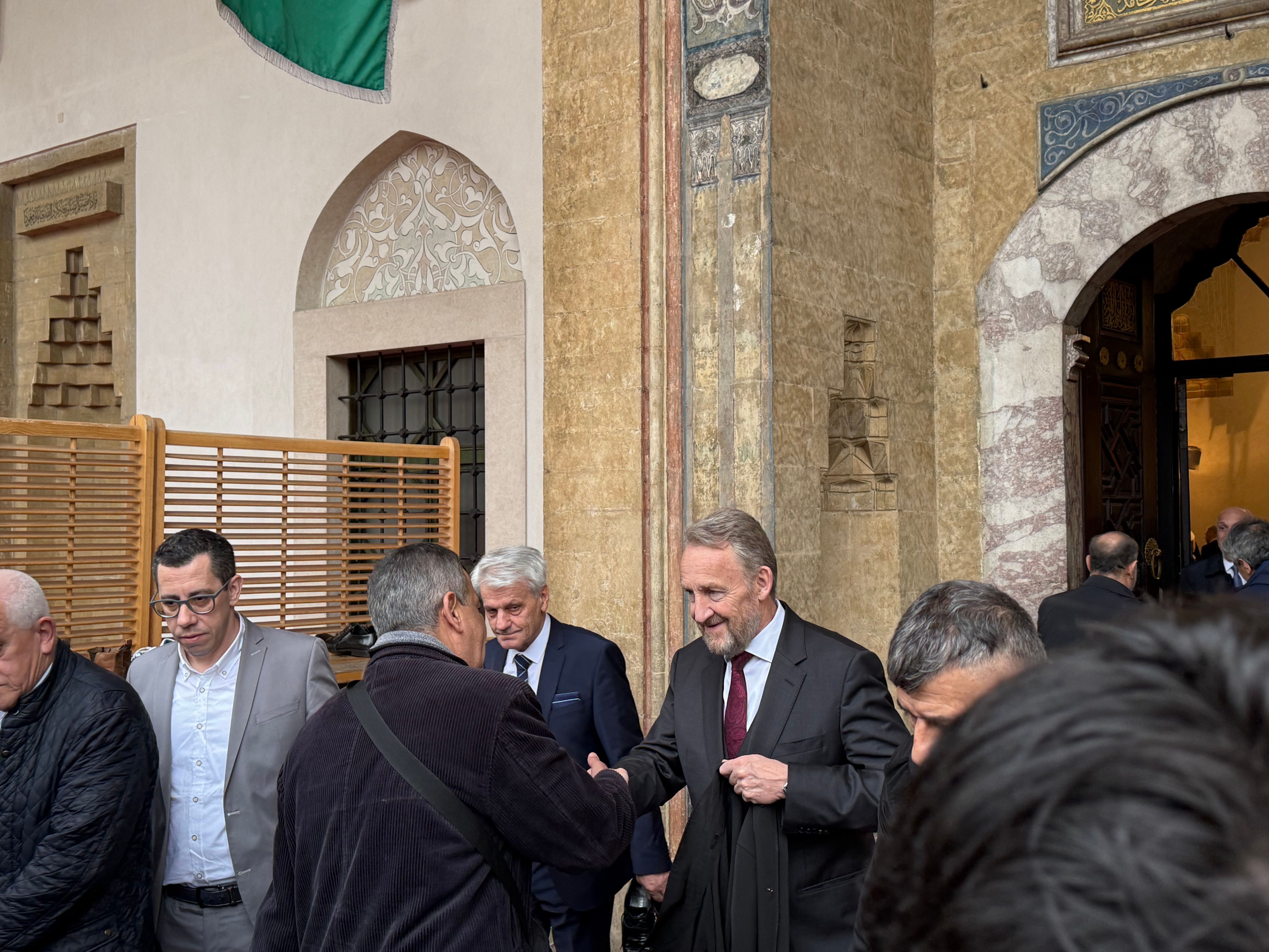 Bakir Izetbegović, predsjednik SDA, klanjao je bajram-namaz u Begovoj džamiji u Sarajevu te je uputio i poruku svim vjernicima.