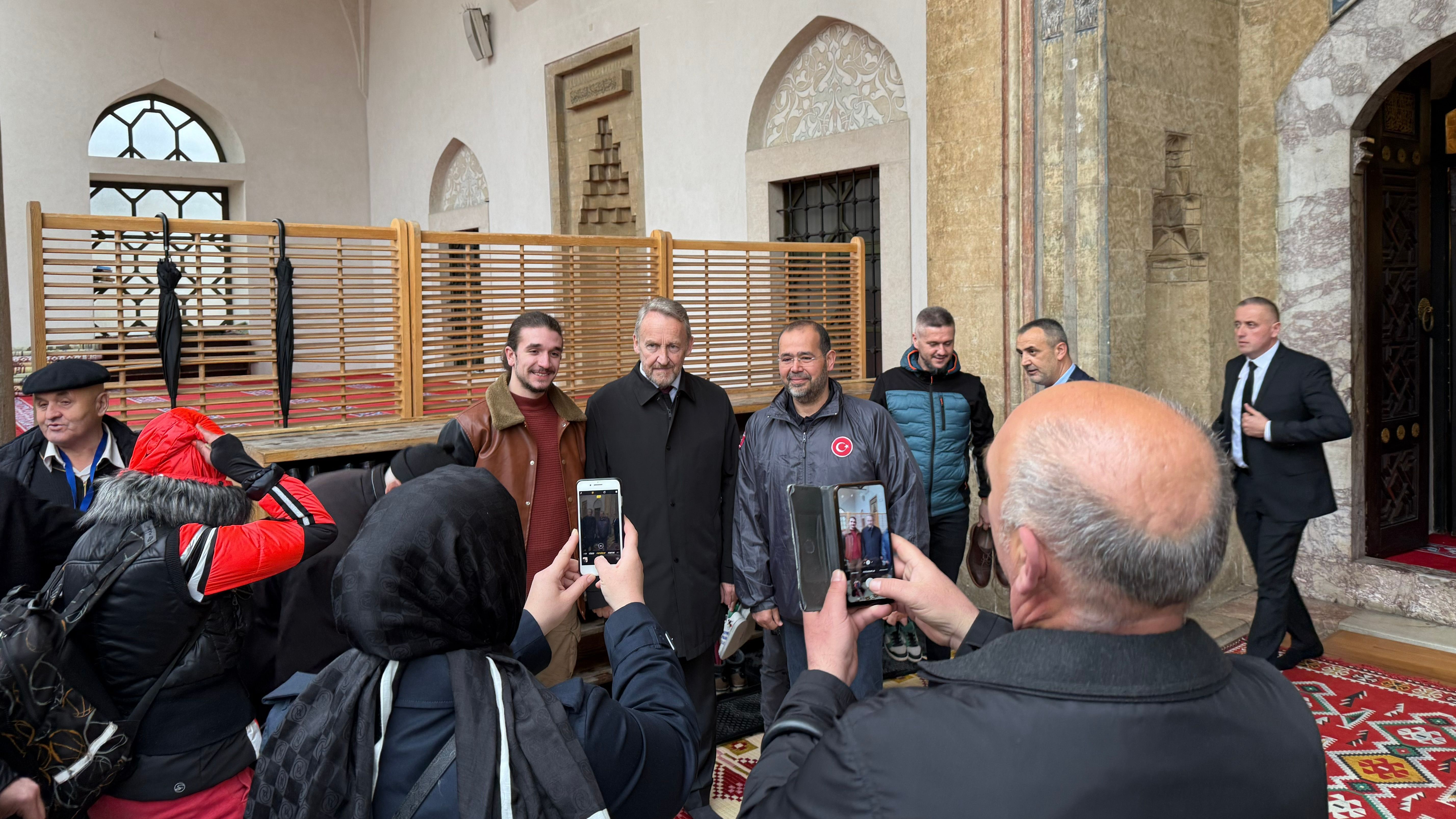 Bakir Izetbegović, predsjednik SDA, klanjao je bajram-namaz u Begovoj džamiji u Sarajevu te je uputio i poruku svim vjernicima.