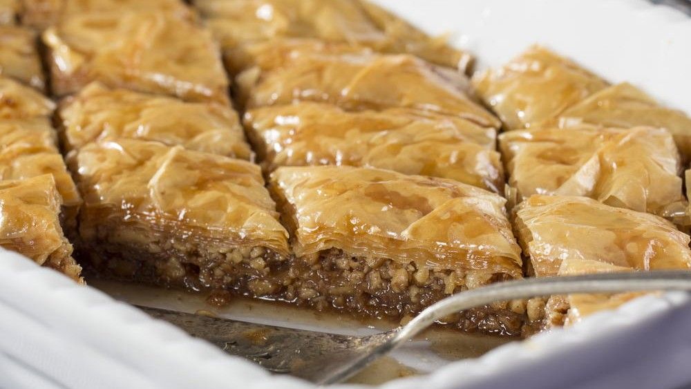 Ako vam se u nekom momentu učini da će biti previše tamna, pokrijte je aluminijskom folijom i nastavite da pečete