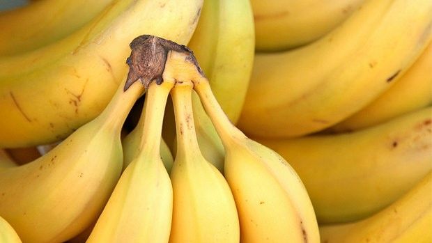 Banane kada vise, onda se usporava djelovanje etilenskog plina i sprječava oštećenja na plodovima, koja nastaju kada banane stoje na radnoj površini