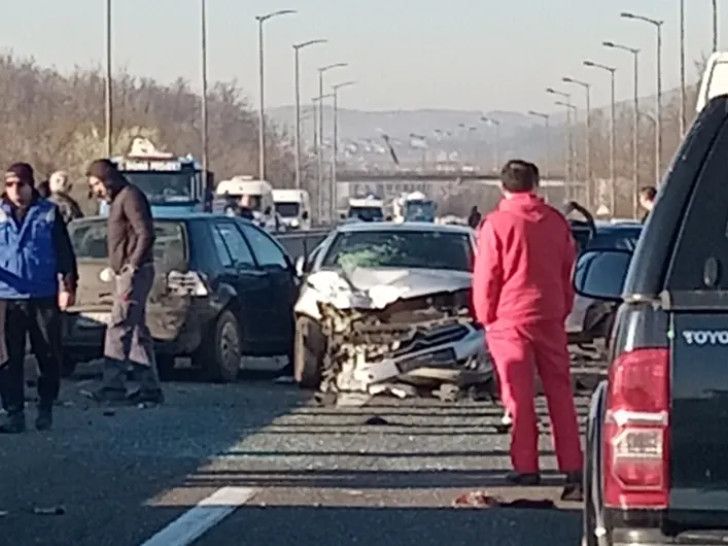 Jutros je na brzoj cesti Banja Luka–Laktaši došlo do teške saobraćajne nesreće u kojoj je učestvovalo više vozila.