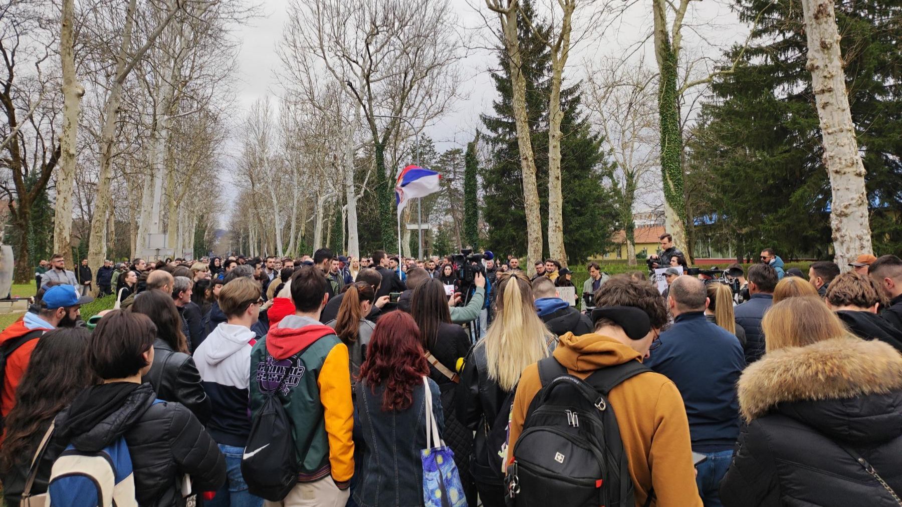 Neformalna grupa studenata Univerziteta u Banjoj Luci organizovala je skup podrške kolegama iz Srbije koji danas protestuju u Beogradu.