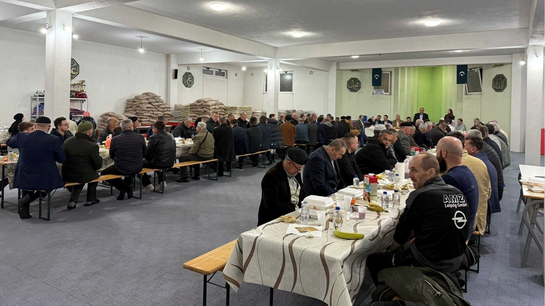 Organizovan iftar u džamiji u Brezi: Prijateljsko raspoloženje BiH i Republike Azerbejdžan