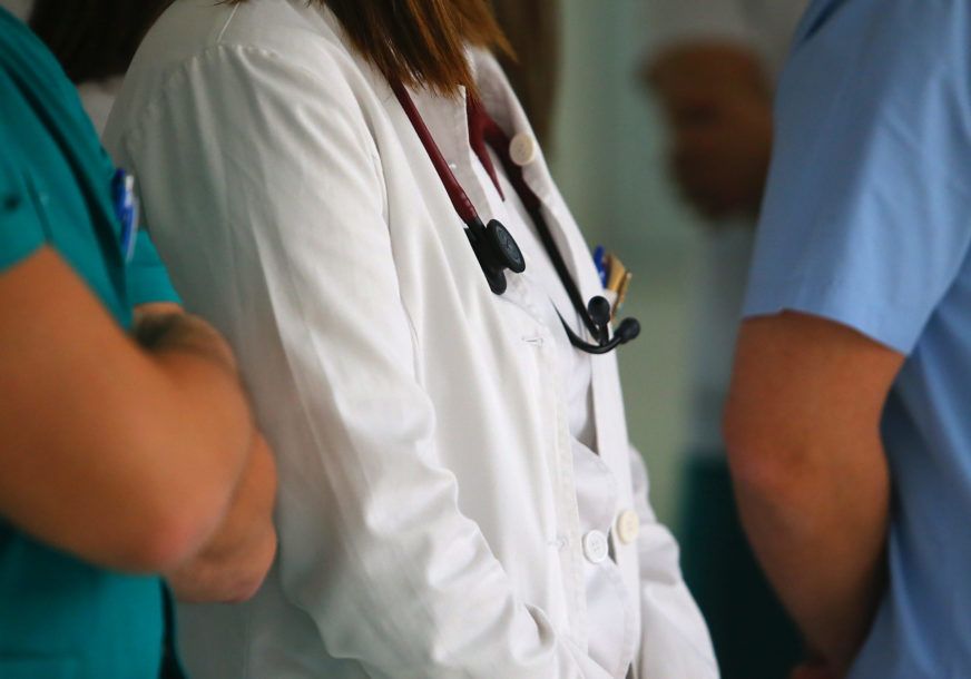 Otac bebe Danijel Vesić osuđen je na novčanu kaznu od 5.000 KM zbog davanja mita Čančaru i Sokolovićevoj.