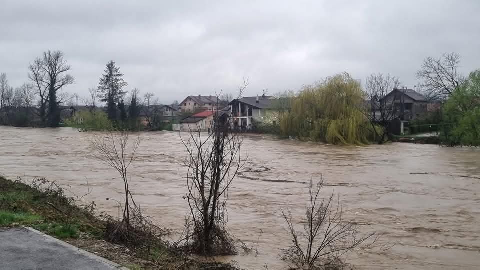 Sava u Bosanskoj Gradišci u naglom porastu, u Laktašima noć protekla mirno