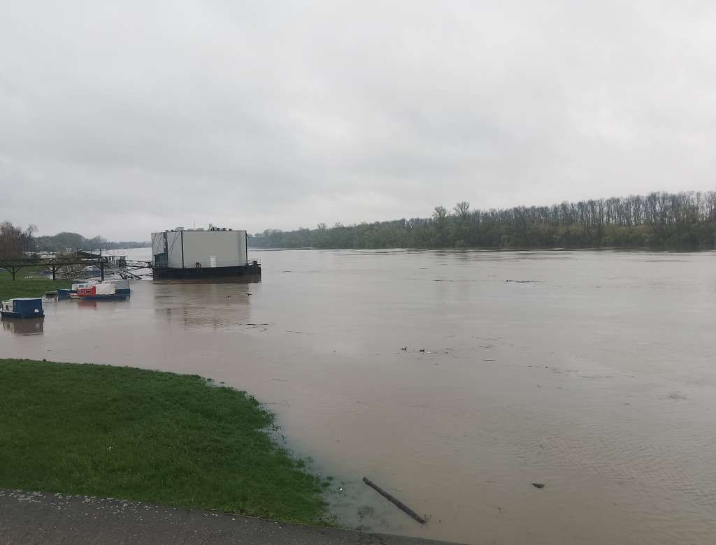 Usljed izlijevanja rijeke Tinje dio naselja Marković Polje je pod vodom a putna komunikacija između sela Marković Polje i Ulice je poplavljena.
