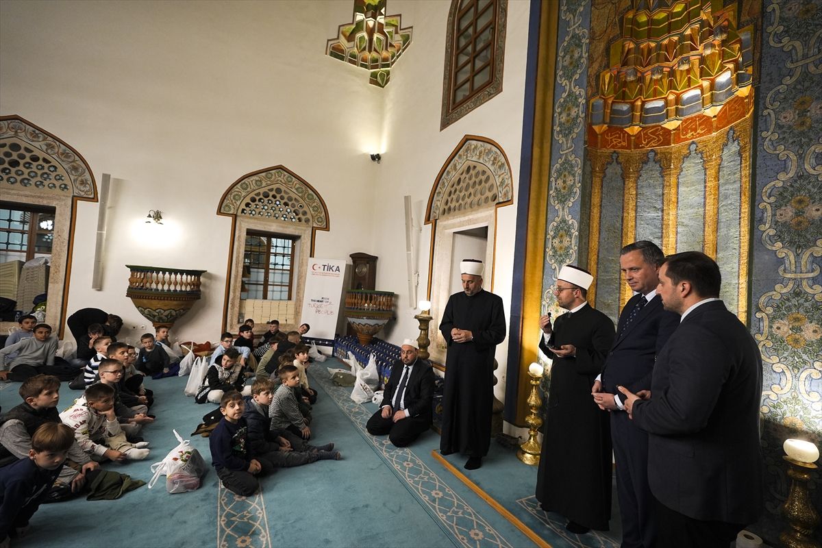 TIKA priredila iftar za polaznike Škole hifza i mektepske pouke Careve džamije u Sarajevu