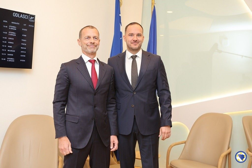 Predsjednik UEFA  Aleksander Čeferin sletio je u Sarajevo gdje ga je dočekao predsjednik NS/FS BiH Vico Zeljković.