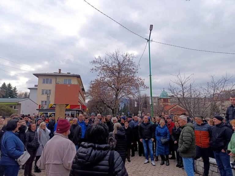 Na inicijativu kompanije Heidelberg Materials Cement BiH, u srijedu 26. 2. 2025. godine održan je sastanak na kojem se razgovaralo o eksploataciji na kamenolomu Greben u Kaknju.