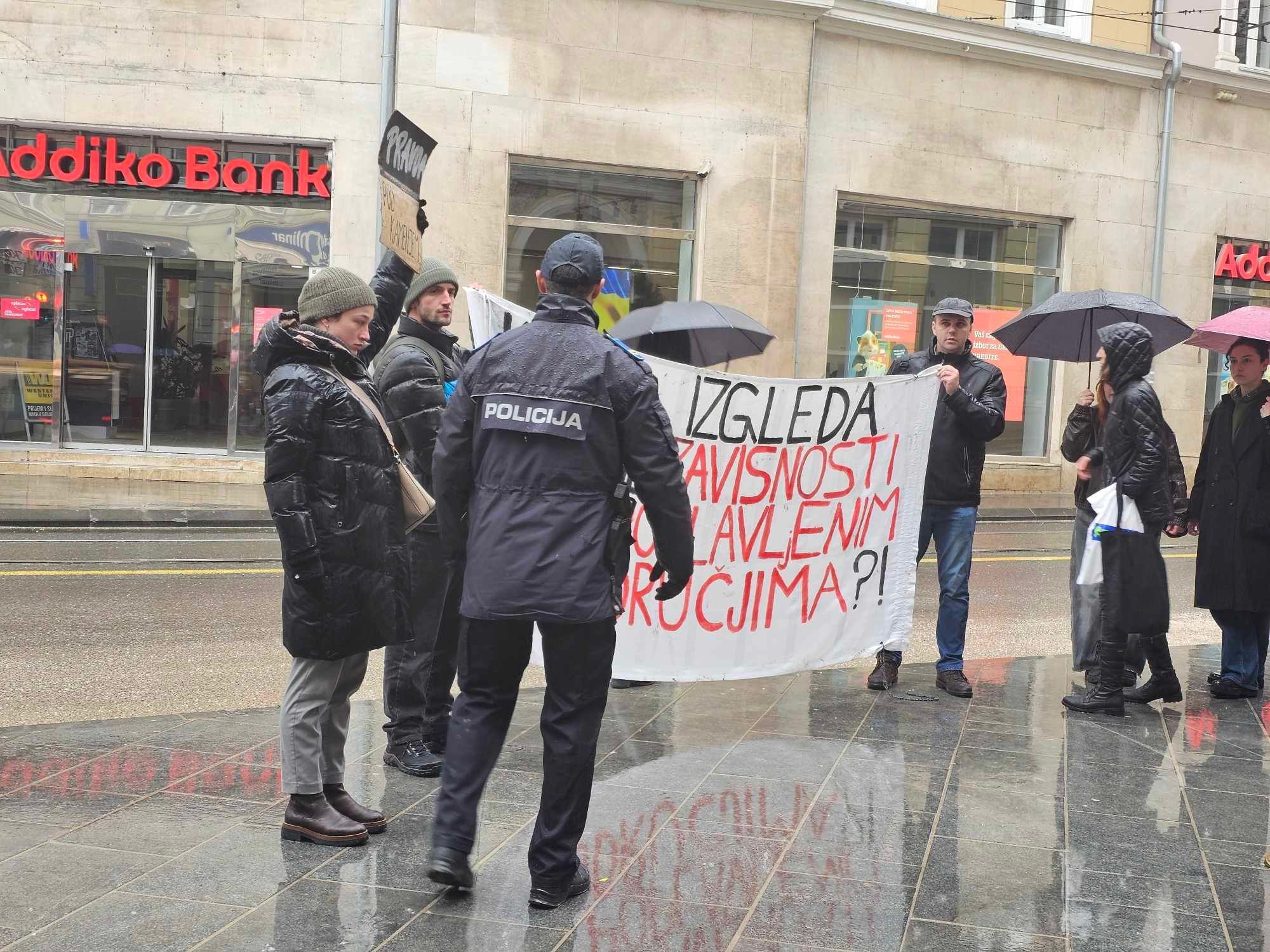 Šta se dešavalo ispred vječne vatre? Dok su polagali cvijeće, pojavili se građani sa transparentima