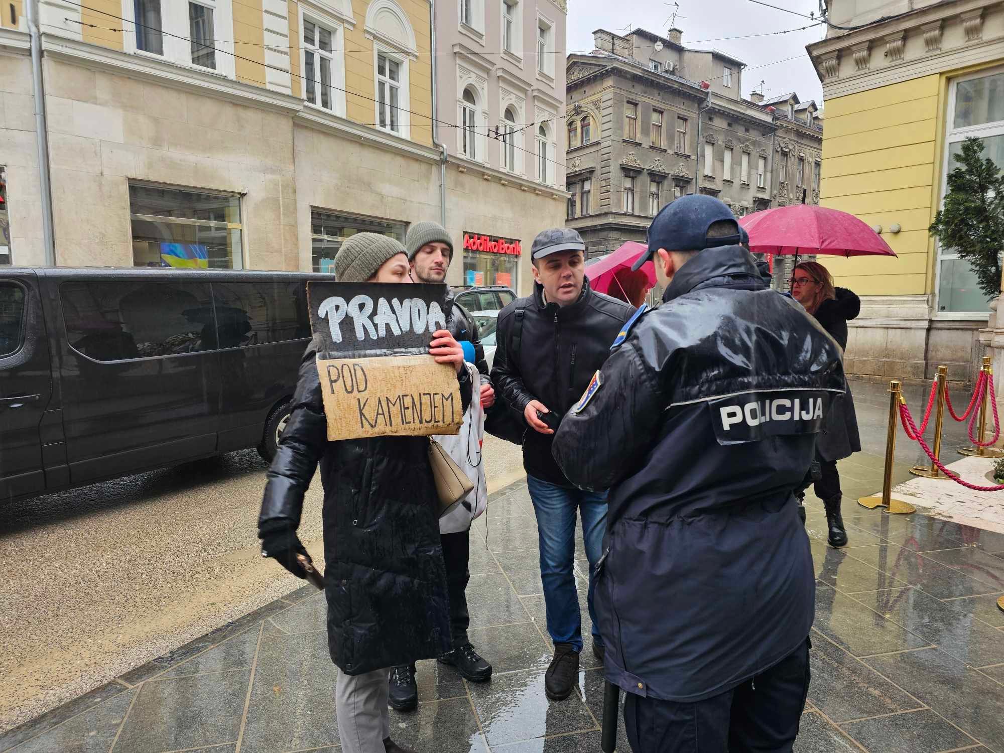 Šta se dešavalo ispred vječne vatre? Dok su polagali cvijeće, pojavili se građani sa transparentima