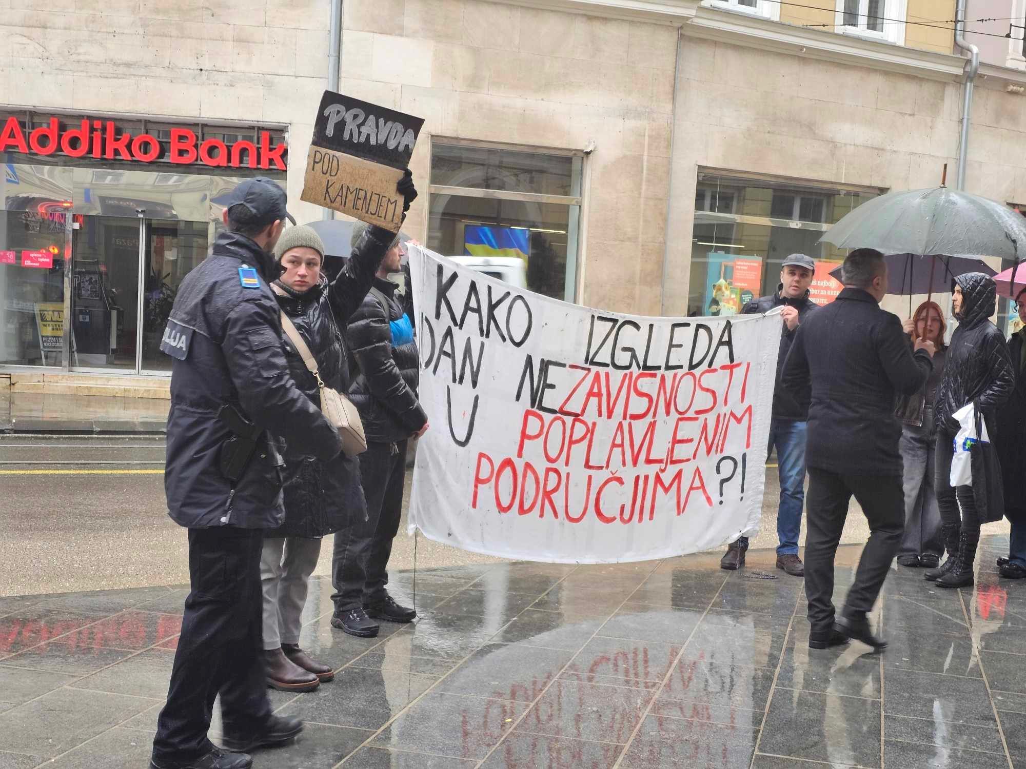"Kako izgleda Dan nezavisnosti u poplavljenim područjima", "Pravda pod kamenjem" neki su od transparenata 