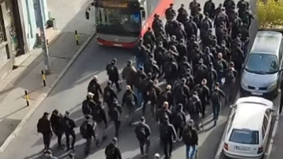 Na Zelenom vencu snimljena je veća grupa muškaraca u crnom kako se kreće prema centru grada