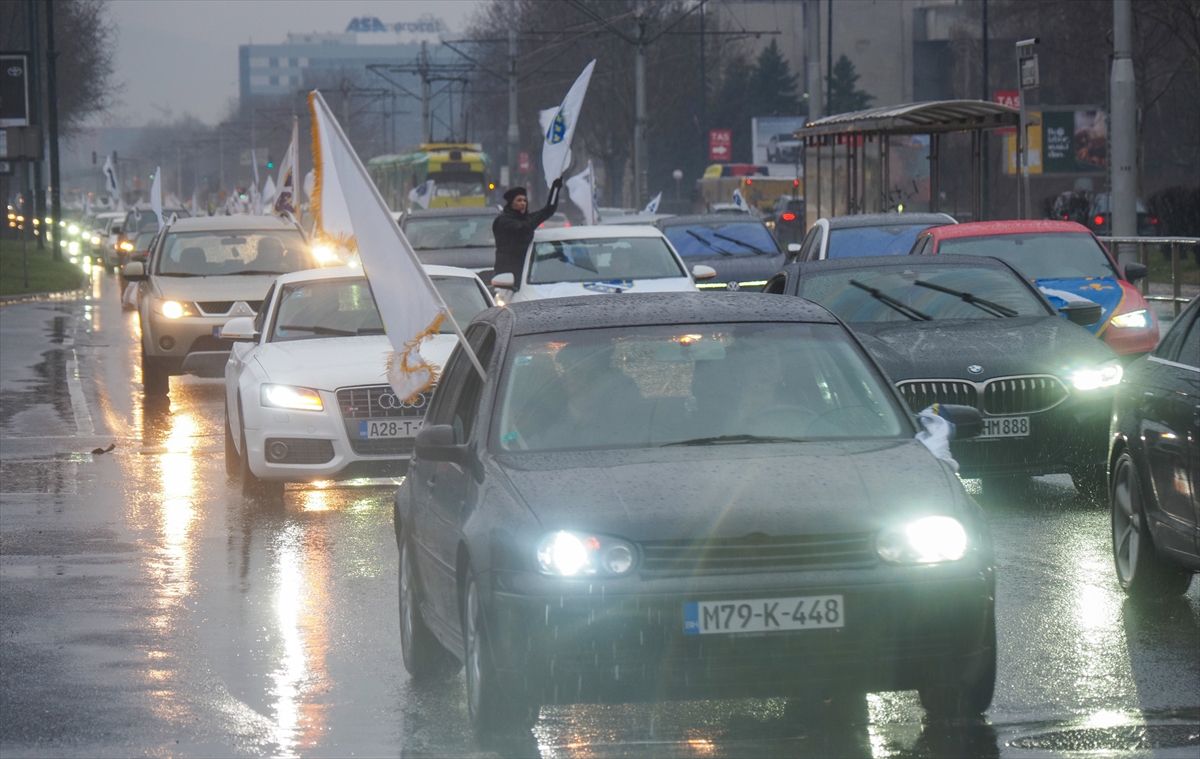  Zaustavili su se kratko kod Vječne vatre te zgrade Predsjedništva, gdje je upriličen i vatromet