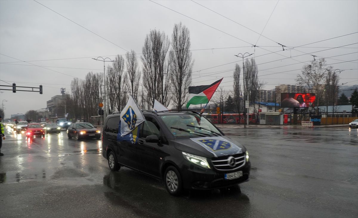  Zaustavili su se kratko kod Vječne vatre te zgrade Predsjedništva, gdje je upriličen i vatromet