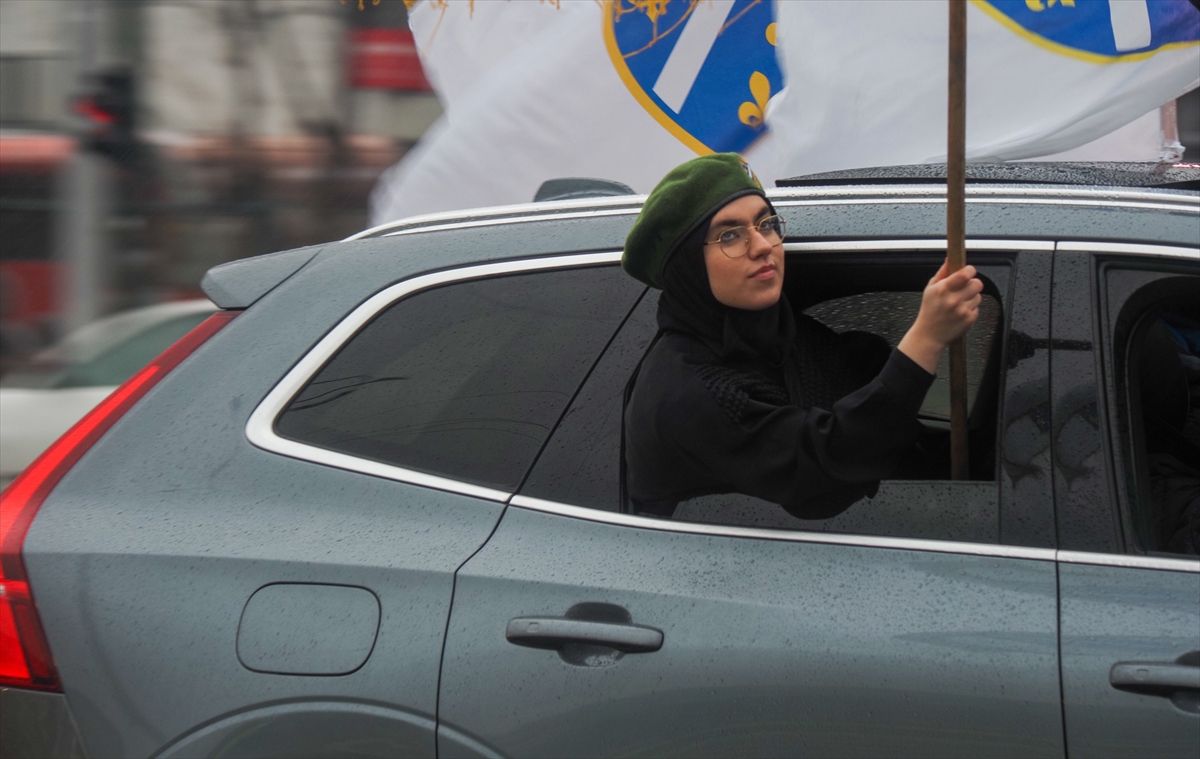  Zaustavili su se kratko kod Vječne vatre te zgrade Predsjedništva, gdje je upriličen i vatromet