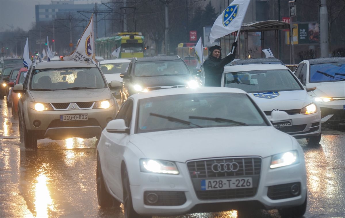  Zaustavili su se kratko kod Vječne vatre te zgrade Predsjedništva, gdje je upriličen i vatromet