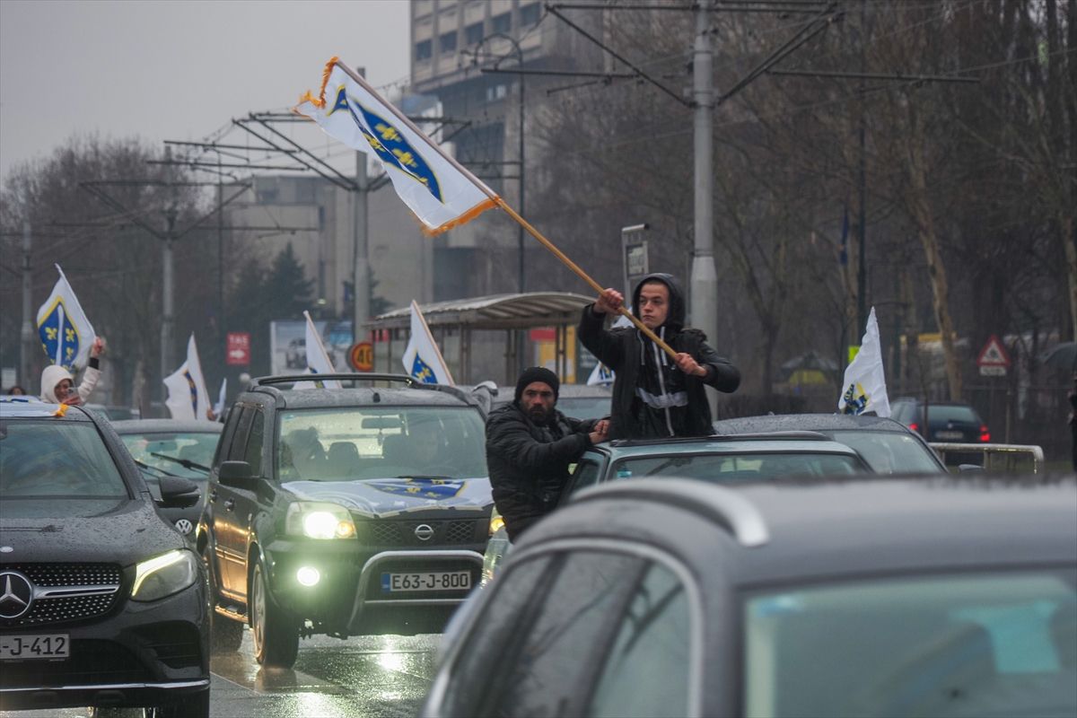 Zaustavili su se kratko kod Vječne vatre te zgrade Predsjedništva, gdje je upriličen i vatromet