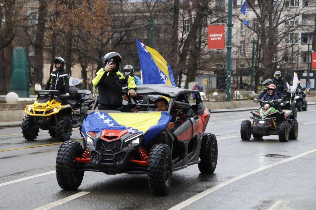Svečani defile quadova sa državnim zastavama predvodio je ATV Klub "Motka".