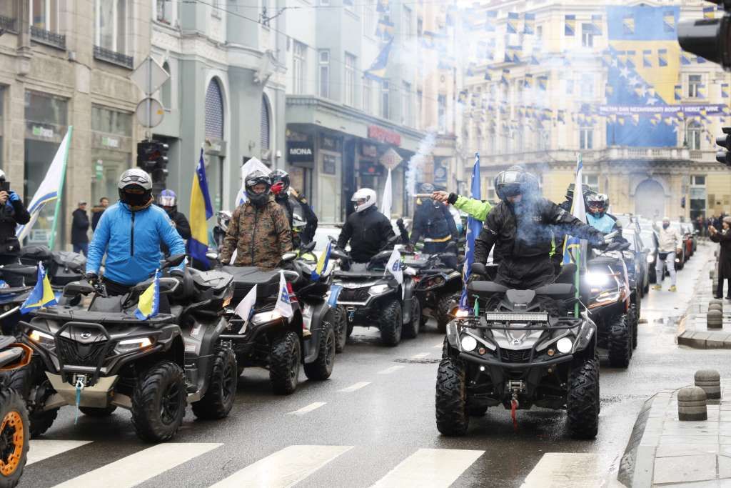 Svečani defile quadova sa državnim zastavama predvodio je ATV Klub "Motka".