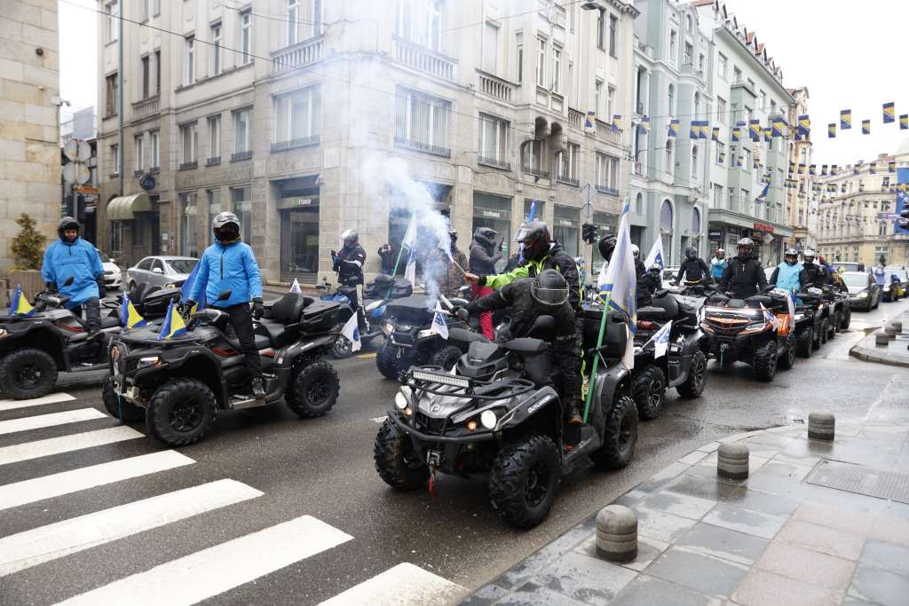 Svečani defile quadova sa državnim zastavama predvodio je ATV Klub "Motka".
